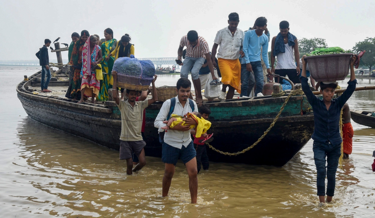 People arrive in Patna